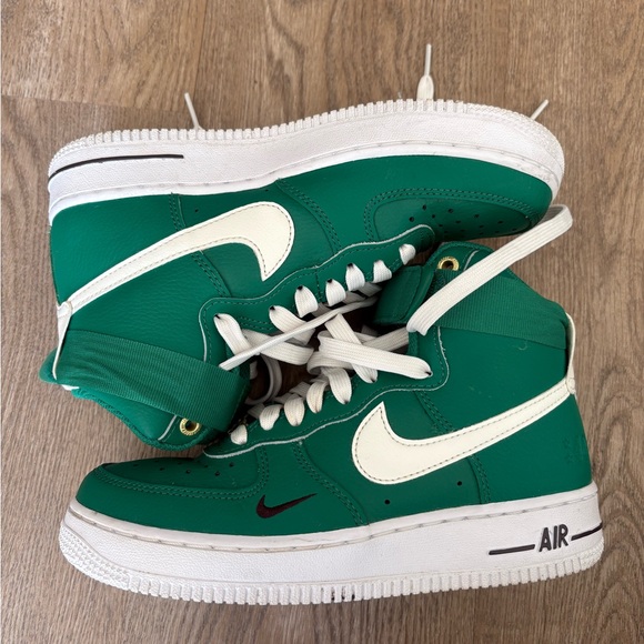 Nike Women's Air Force 1 High SE '40th Anniversary' in the 'Malachite' colorway - Picture 2 of 5
